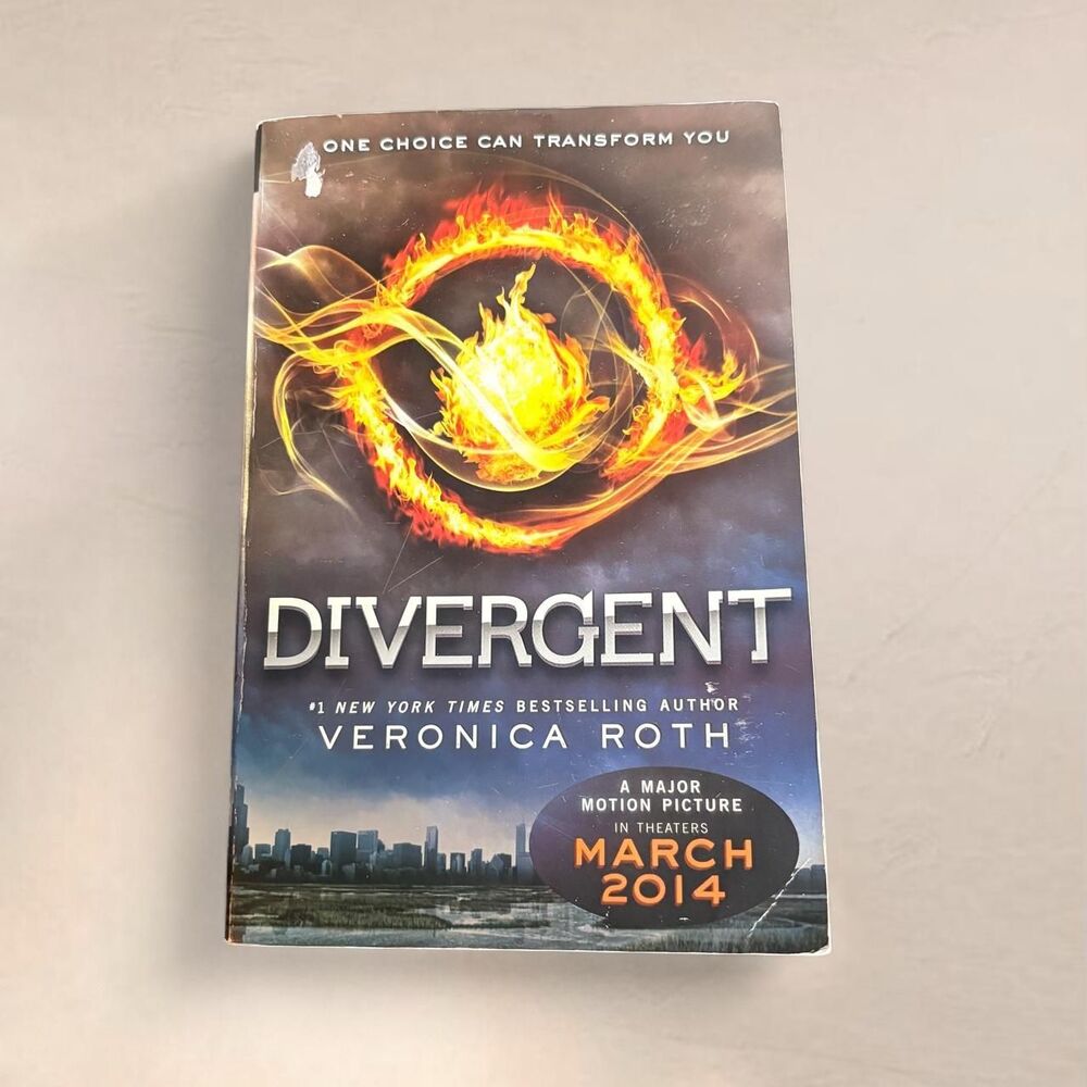 Divergent by Veronica Roth paperback
